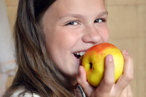 Hulp op afstand voor keelpijn bij het eten van appel